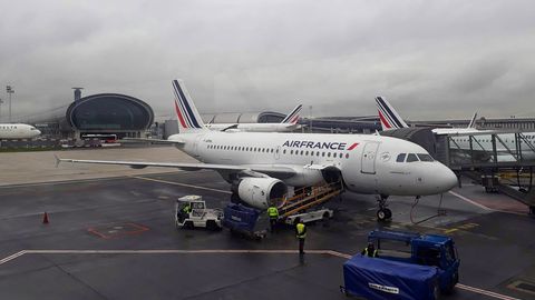 Францияда диспетчерларнинг иш ташлаши сабаб бир кунда 400 та рейс бекор қилинади
