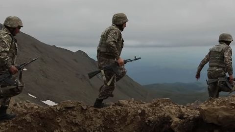 Арманистон Озарбайжонни чегара яқинидаги шаҳарларни ўққа тутишда айблади. Боку эса Ереван томонидан «катта кўламли қўпорувчилик» ҳақида маълум қилди