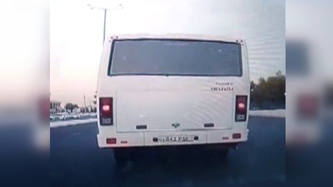 Toshkentda Milliy gvardiyaga biriktirilgan avtobus avariya holatini yuzaga keltirib harakatlandi (video)