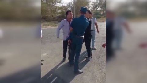 Qashqadaryoda mast fuqaro YPX xodimini urib, haqoratladi (video)