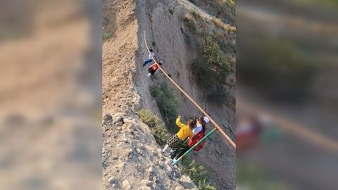 Паркентда болалар мактабга жар ёқалаб қатнаётгани акс этган суратлар бўйича расмий муносабат билдирилди