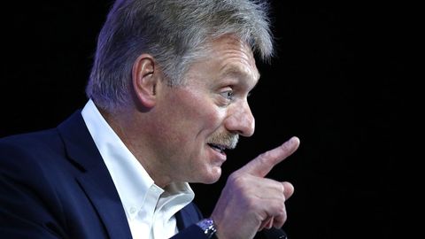 Kreml birinchi marta Putinni va Ukrainadagi urushni tanqid qiluvchi san’atkorlarga munosabat bildirdi
