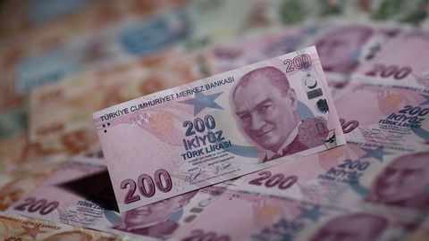 Туркия лираси яна рекорд даражада тушиб кетди