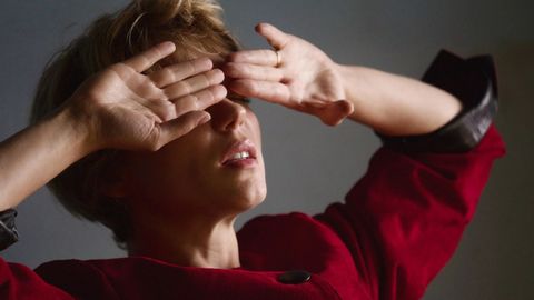 Думскроллинг нима? Нима учун нохуш хабарларни ўқиш руҳий саломатликка салбий таъсир қилади?