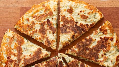 Pishloq va brinza qo‘shib, tovada pishiriladigan xachapuri retsepti