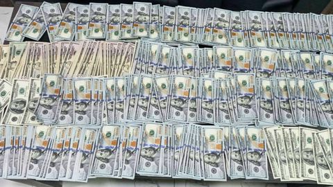 Андижонда бир гуруҳ фуқаролар 70 минг долларни божхоначилардан яшириб Қирғизистонга олиб ўтмоқчи бўлди