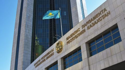 Қозоғистон парламенти депутати россиялик сиёсатчини қозоқофобияда айблади