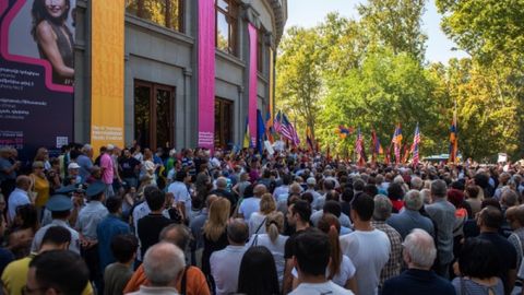 Yerevanda namoyishchilar Armanistonning KXSHTdan chiqishini talab qildi (video)