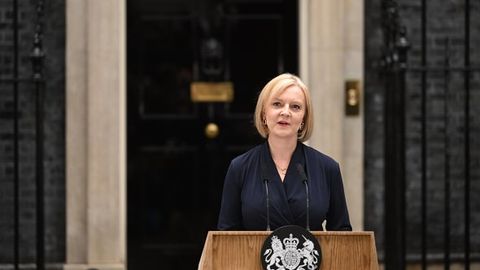 Британия бош вазири Лиз Трасс истеъфога чиқишини маълум қилди