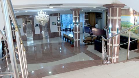 Термизда 6 қаватли меҳмонхона қарздорлик сабаб хатловга олинди