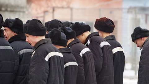 “Rossiya qamoqxonalaridagi vatandoshlarimiz urushga yuborilishiga tomoshabin bo‘lib turmaslik zarur” — iqtisodchi Otabek Bakirov O‘zbekiston rasmiylariga murojaat qildi