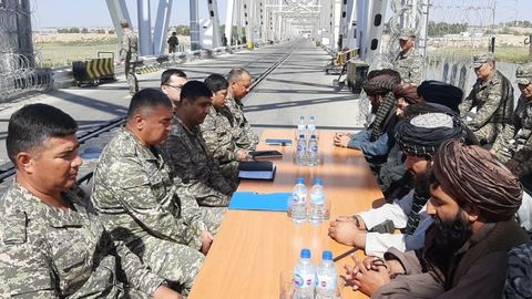 &nbsp;Border guards of Uzbekistan meet with Taliban on Hairatan Bridge