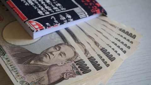 Japanese yen falls to fresh 32-year low against dollar