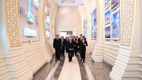 Shavkat Mirziyoyev visits "Halk hakydasy" memorial complex in Ashgabat (photo)