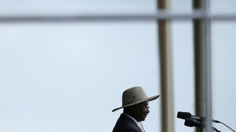 Уганда президенти ўз ўғлининг Кенияга бостириб кириш ҳақидаги твити учун узр сўради