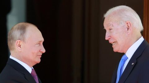 Оқ уй Путин ва Байденнинг учрашиб қолишига йўл қўймасликка уринаётгани ҳақидаги хабарларни рад этди