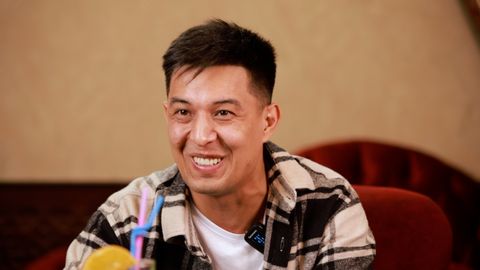 “Hozir kimning ishi yurishmasa, qo‘shiq aytyapti”. Elmurod Haqnazarov o‘zini Otabek Muhammadzohidning shogirdi qilib ko‘rsatgani hamda to‘ylarda burni singani haqida (video)