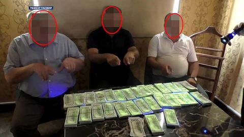 Тошкент вилоятида 1,4 млн долларга 16 гектар ер олиб бермоқчи бўлган уч киши қўлга тушди (видео)