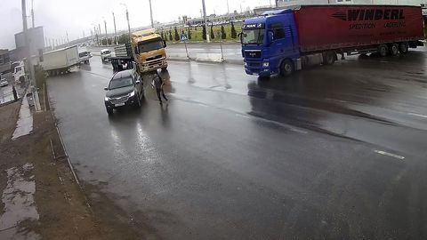 Toshkentda yuk mashinasi piyodaga yo‘l bergan Trailblazer’ni urib yubordi (video)