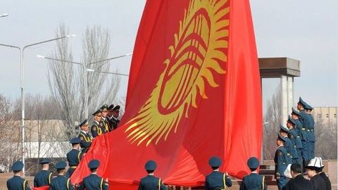 Қирғизистонда байроқ рангини ва мадҳия сўзларини ўзгартириш таклиф қилинди