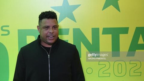 Роналдо бошқа футболчилар билан солиштириб бўлмайдиган афсоналар номини айтди. Улар орасида Роналду йўқ