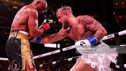 UFC sobiq chempioni Anderson Silva boks qoidalari bo‘yicha o‘tkazilgan jangda blogerga yutqazib qo‘ydi