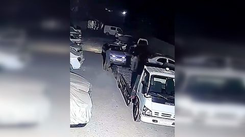 Qarshida jarima maydonchasidan mashinasini olib qochgan haydovchi topilib, mashina yana maydonchaga tiqildi