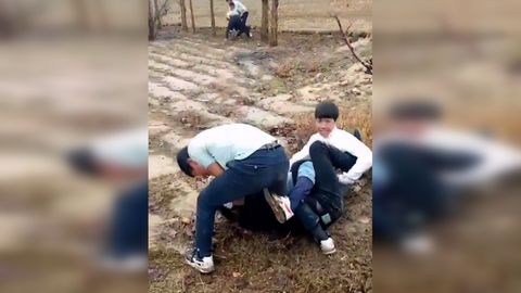 Namanganda bir guruh maktab o‘quvchilari mashhurlikka erishish uchun mushtlashdi (video)