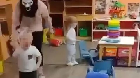 АҚШда боғча тарбиячилари қўрқинчли ниқоб тақиб, болаларни қўрқитди. Уларга жиддий айбловлар эълон қилинди (видео)