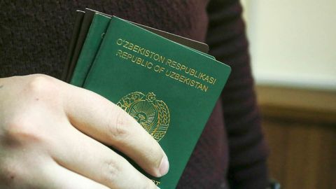Бухорода фуқаро чет элга чиқишга тақиқ қўйилган икки кишига сохта паспорт тайёрлаб бермоқчи бўлди