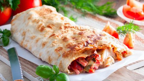 Kolbasa, pishloq va pomidor qo‘shib pechda pishiriladigan mazali lavash retsepti