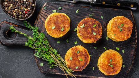 Piyoz qo‘shib xushta’m kartoshkali kotlet tayyorlaymiz