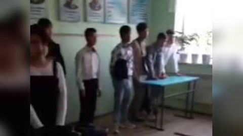 Андижондаги мактабда ўқувчилар дарс пайтида тик оёқда тургани акс этган видео тарқалди. Масъуллар вазиятга изоҳ берди
