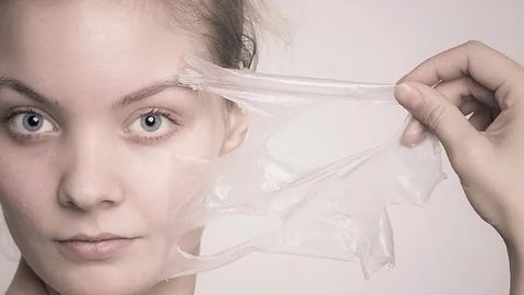 Tonal krem, noto‘g‘ri ovqatlanish, stress: Yuzda husnbuzar va qora nuqtalar paydo bo‘lishining asosiy sabablari