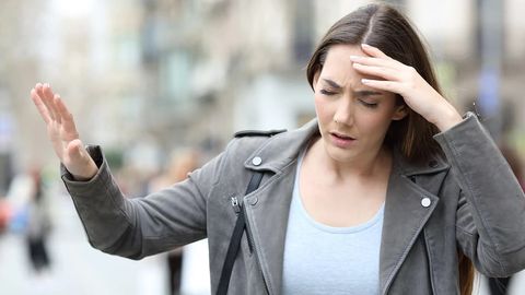 Тўсатдан бош айланиши: эътиборсиз қолдирмаслик керак бўлган 5 жиддий сабаб