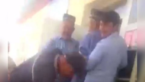 Surxondaryoda nafaqa pulini olish uchun navbat talashayotgan otaxonlar videosi tarqaldi