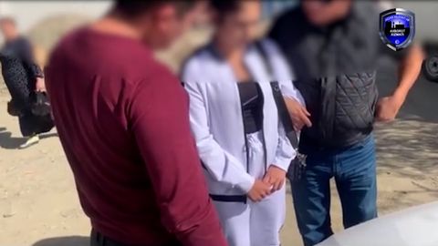 Jizzaxda 18 yoshli qizning sumkasidan kuchli ta’sir qiluvchi dorilar topildi, ularni sotgan yigit qo‘lga olindi