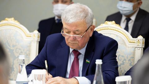 «Кўп йўлларимиз Совет даврида қурилган» — сенатор тирбандлик муаммоси сабабларини айтди