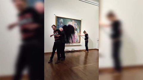 Ekofaollar Venada Gustav Klimtning “O'lim va hayot” asariga qora bo‘yoq chapladi (video)