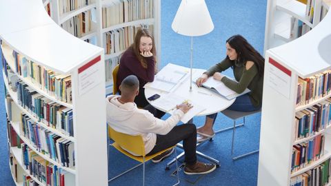 Buyuk Britaniya talabalar migratsiyasini cheklamoqchi