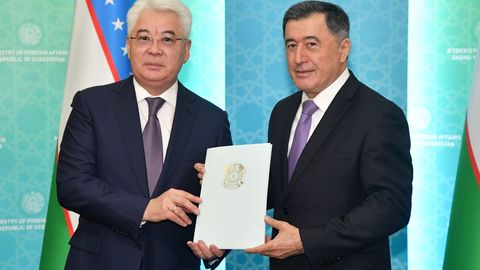 Vladimir Norov Qozog‘iston elchisidan ishonch yorliqlari nusxalarini qabul qilib oldi