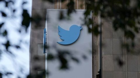 Twitter ishdan bo‘shatilgan o‘nlab xodimlari bilan bog‘lanib, qaytishni so‘ramoqda — Bloomberg