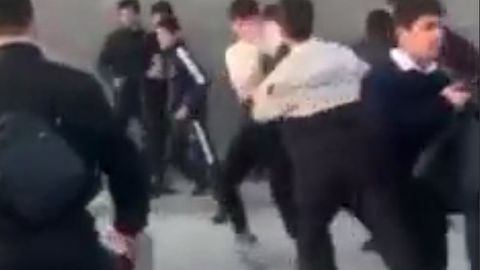 Toshkentda o‘quvchilar futboldagi janjal sabab mushtlashib ketdi (video)