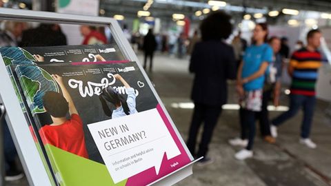 Германия муҳожирлар учун иммиграция қоидаларини соддалаштиради &mdash; Bloomberg
