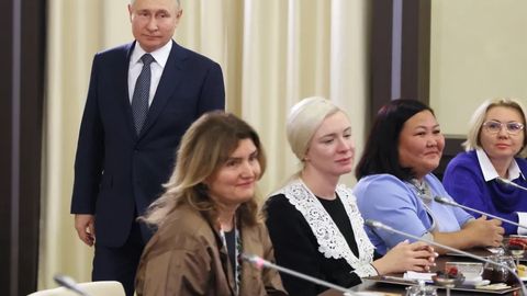 Путиннинг аскарлар оналари билан учрашуви фейкми? Ушбу учрашувда аслида кимлар қатнашгани маълум бўлди