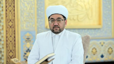 «Ҳар бир киши Умрадан қайтиб келгандан кейин камбағал ва фақир оиладан хабар олиш шиорини олға сурайлик» — Муфтий Нуриддин Холиқназаров