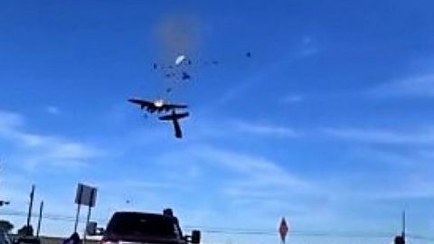 Texasdagi aviashou chog‘ida ikkita samolyot havoda to‘qnashib ketdi. 6 kishi halok bo‘ldi (video)