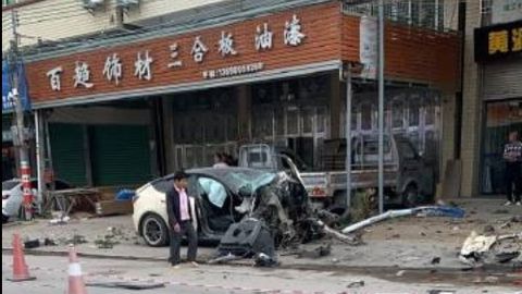 Хитойда Tesla электромобили бошқарувни йўқотиб, икки кишини босиб кетди (видео)