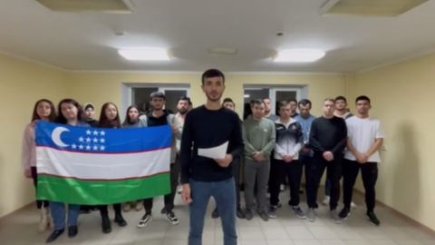 «Бефарқ бўлмайсиз деган умиддамиз». Қримдаги ўзбекистонлик талабалар Шавкат Мирзиёевга мурожаат йўллади (видео)