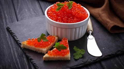 Immunitetni yaxshilaydi, suyaklarni mustahkamlaydi, yurak kasalliklarining oldini oladi: Qizil ikraning qanday foydali xususiyatlari bor?